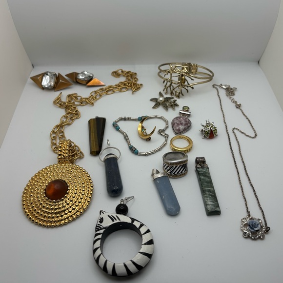 Lot of vintage, newer costume jewelry & real gems; some broken, jewelry making - Picture 2 of 11